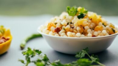 Una persona comiendo una ensalada