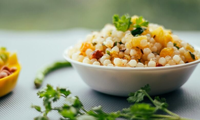Una persona comiendo una ensalada