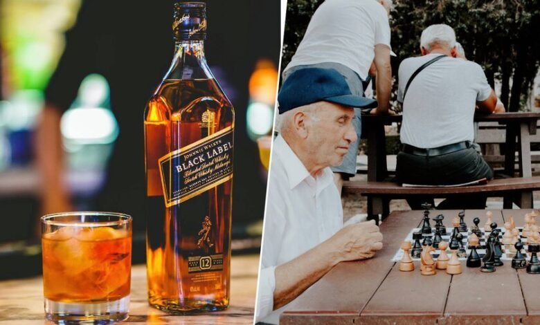 Un vaso de whisky con hielo