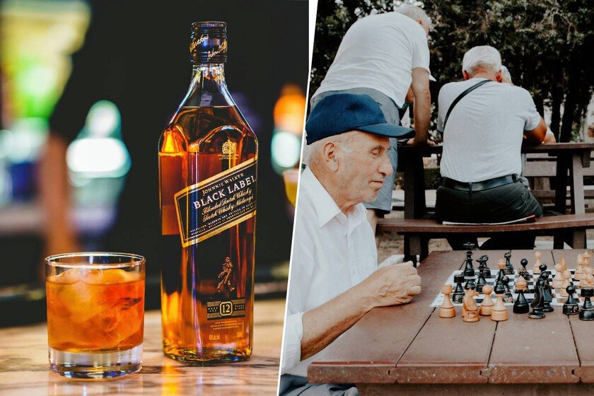 Un vaso de whisky con hielo