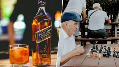 Una persona mayor con una copa de vino