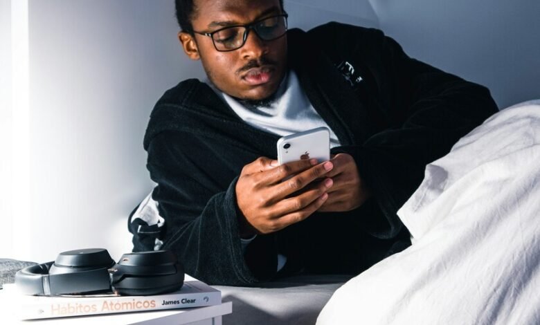 Móvil en la mesilla de noche