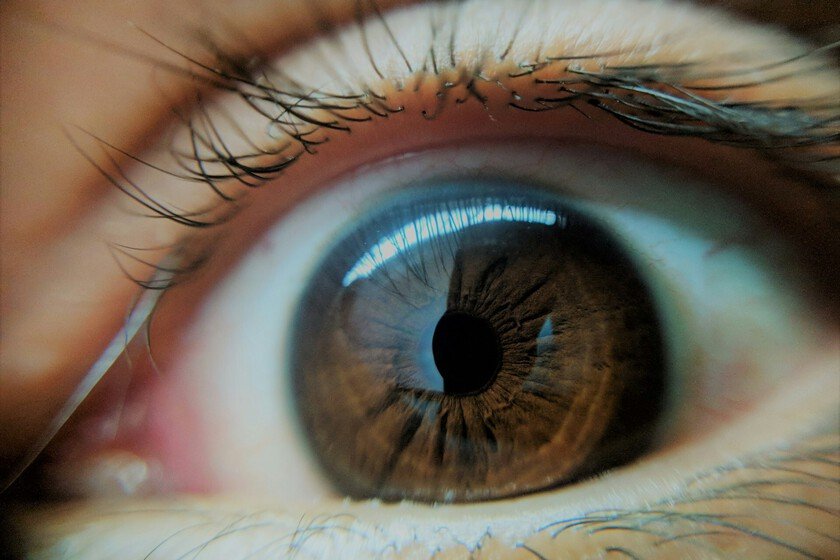 Imagen de un ojo humano con una pupila dilatada