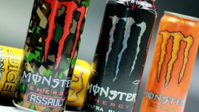 Jóvenes consumiendo bebidas energéticas