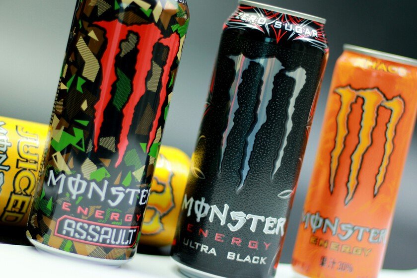 Jóvenes consumiendo bebidas energéticas