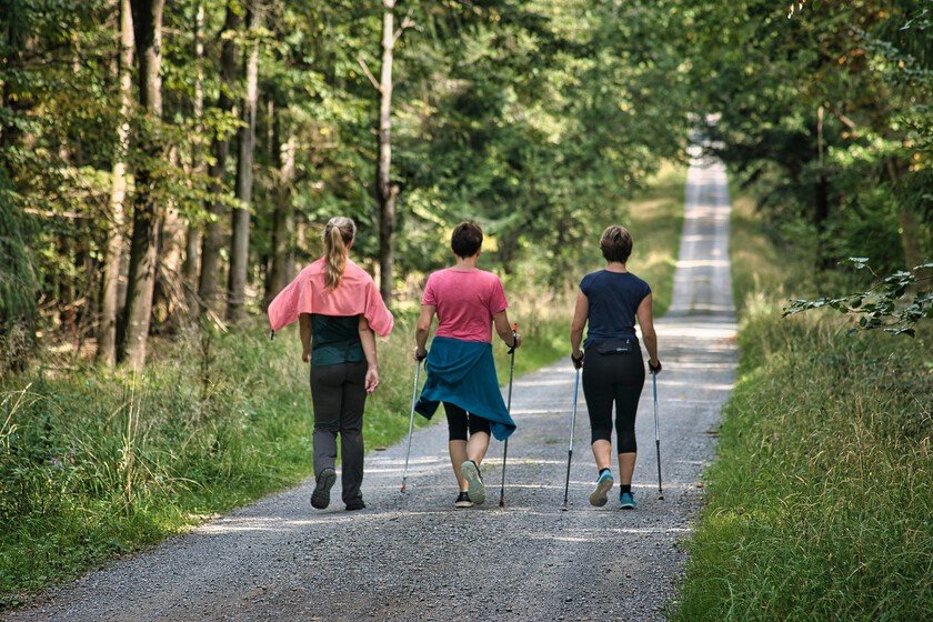 Persona corriendo en un parque