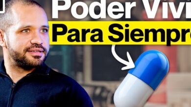 Una persona mayor sonriendo y rodeada de medicamentos y tecnología