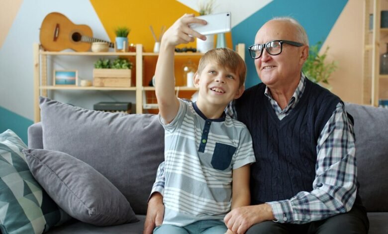 Abuelo y nieto jugando juntos