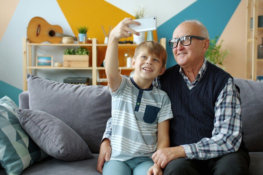 Abuelo y nieto jugando juntos