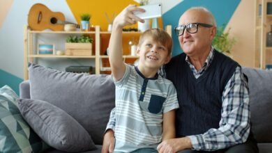 Abuelo y nieto jugando juntos