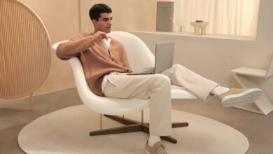 Imagen de un portátil ASUS con una pantalla táctil y un teclado retroiluminado