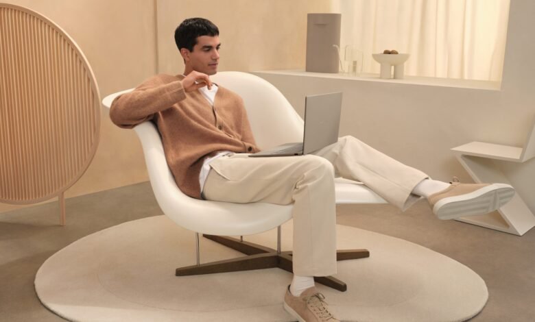 Imagen de un portátil ASUS con una pantalla táctil y un teclado retroiluminado