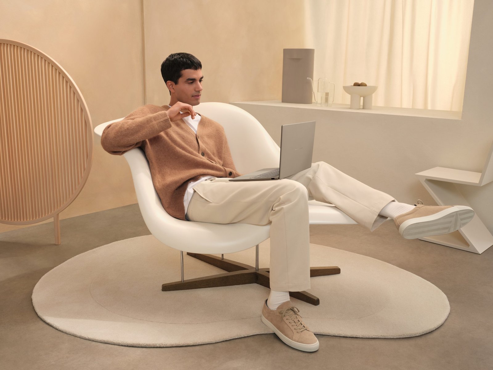 Imagen de un portátil ASUS con una pantalla táctil y un teclado retroiluminado