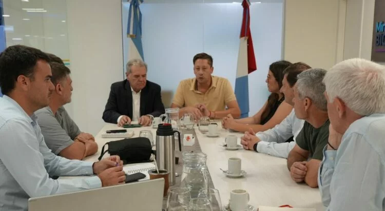 Imagen de un plato de maní y frutas en un comedor escolar