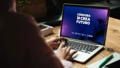 Imagen de personas trabajando en computadoras, con fondos de pantalla de código y gráficos de datos