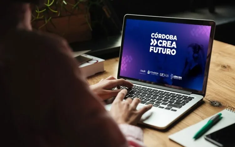 Imagen de personas trabajando en computadoras, con fondos de pantalla de código y gráficos de datos