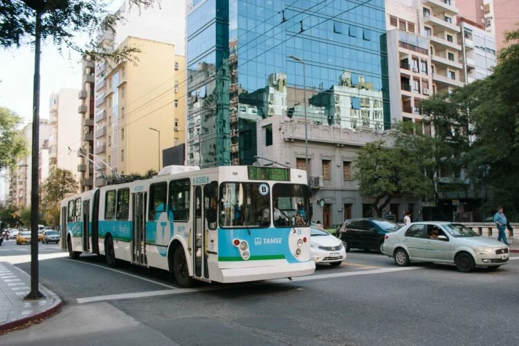 Trolebuses de Córdoba parados en la calle debido a la falla eléctrica
