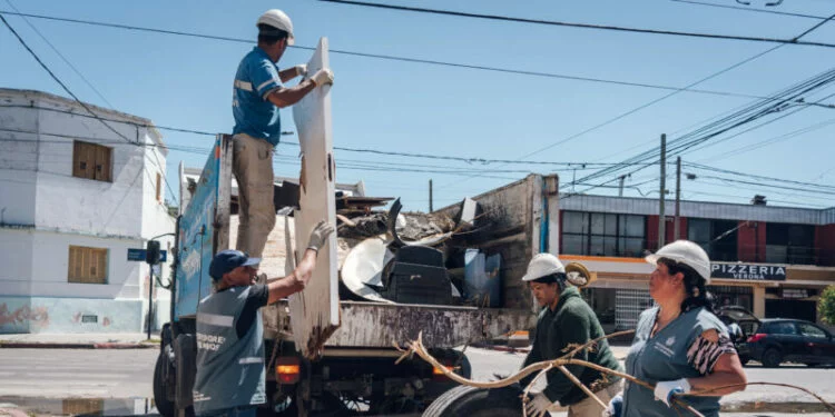 Camión de recolección de basura en un barrio de Córdoba