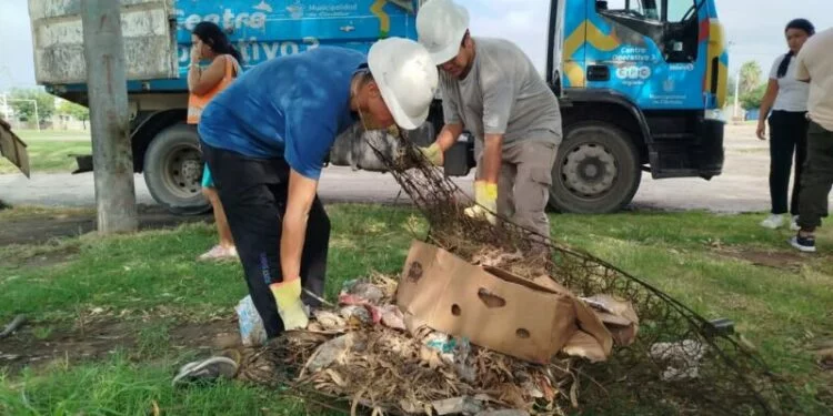 Operativo de descacharreo en barrios de Córdoba para prevenir el dengue