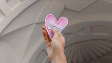 Imagen de la fachada del Museo Sobre Monte con flores y corazones