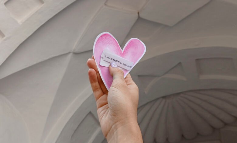 Imagen de la fachada del Museo Sobre Monte con flores y corazones