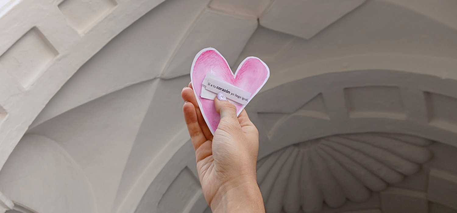 Imagen de la fachada del Museo Sobre Monte con flores y corazones