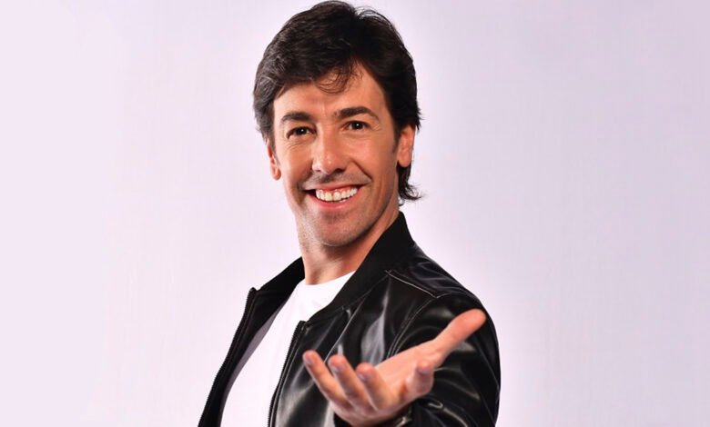 Imagen de un escenario de teatro con luces y música