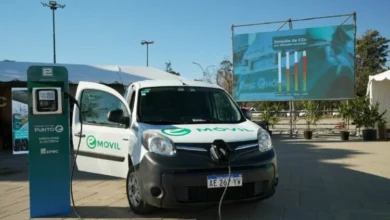 Imagen de un vehículo eléctrico cargando en un punto de carga público