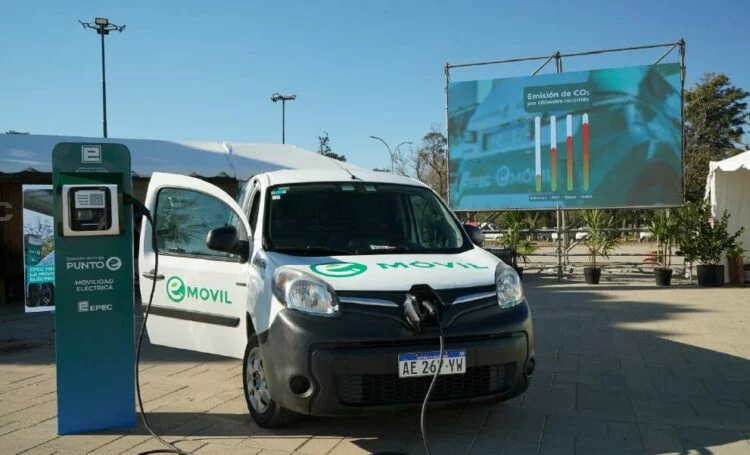 Imagen de un vehículo eléctrico cargando en un punto de carga público
