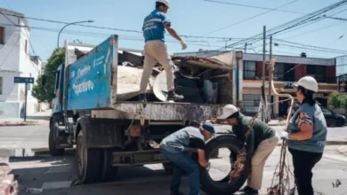 Imagen de un camión de recolección de residuos en un barrio de Córdoba