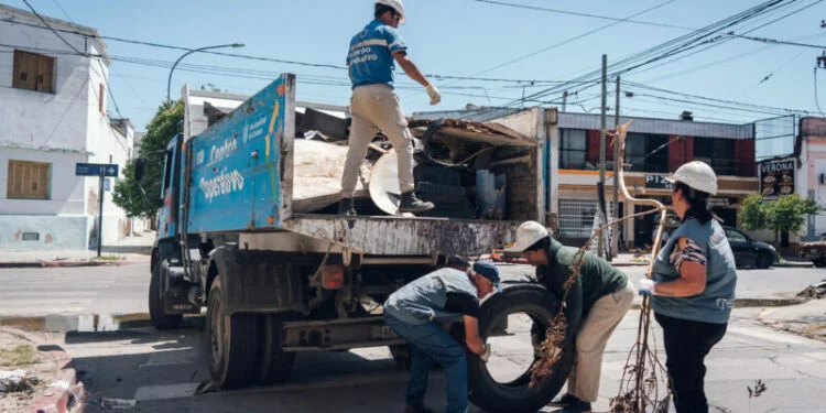 Imagen de un camión de recolección de residuos en un barrio de Córdoba