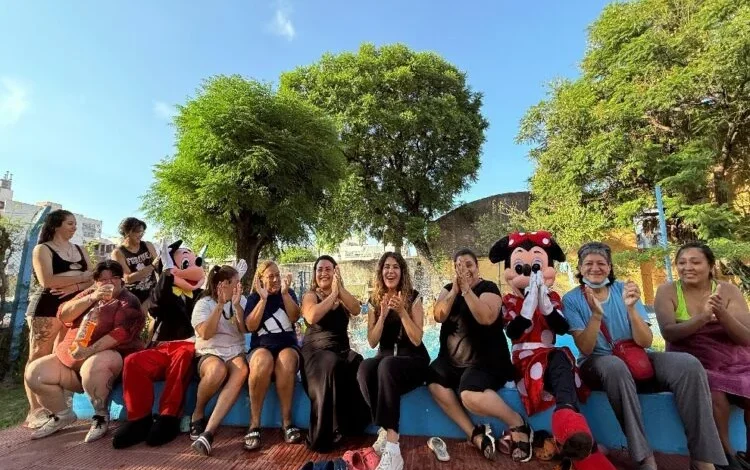 Mujeres y niños disfrutando de la pileta en la Escuela de Verano del Polo de la Mujer