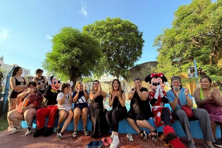 Mujeres y niños disfrutando de la pileta en la Escuela de Verano del Polo de la Mujer