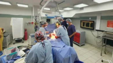 Equipo médico realizando un trasplante de órganos