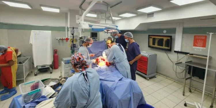 Equipo médico realizando un trasplante de órganos