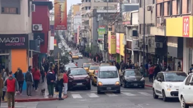 Gente caminando por la calle Ituzaingó durante la Noche de las Compras