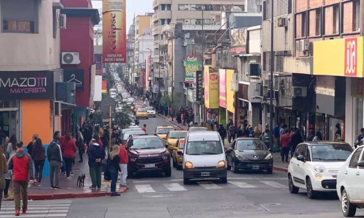 Gente caminando por la calle Ituzaingó durante la Noche de las Compras