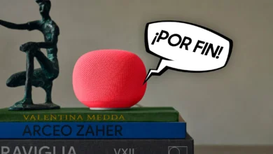 Imagen de un dispositivo Google Home con una pantalla que muestra opciones de automatización