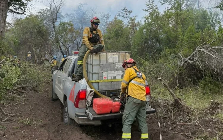 Bomberos cordobeses en acción contra incendios en Chubut