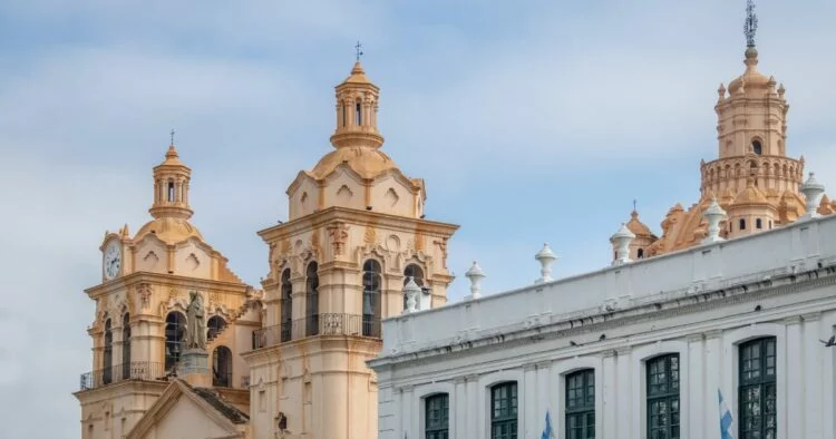 Imagen de un cielo nublado con tormentas en el horizonte