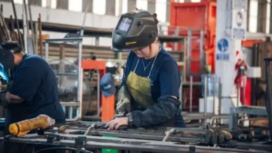 Sillas y pupitres bipersonales fabricados en la Escuela Municipal de Economía Circular de Córdoba