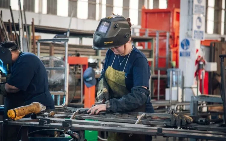 Sillas y pupitres bipersonales fabricados en la Escuela Municipal de Economía Circular de Córdoba