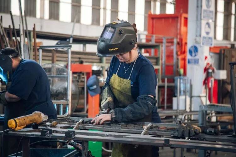 Sillas y pupitres bipersonales fabricados en la Escuela Municipal de Economía Circular de Córdoba