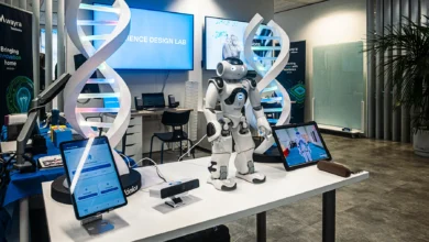 Imagen de LaCabina de Telefónica, mostrando su interior con diversas tecnologías y dispositivos