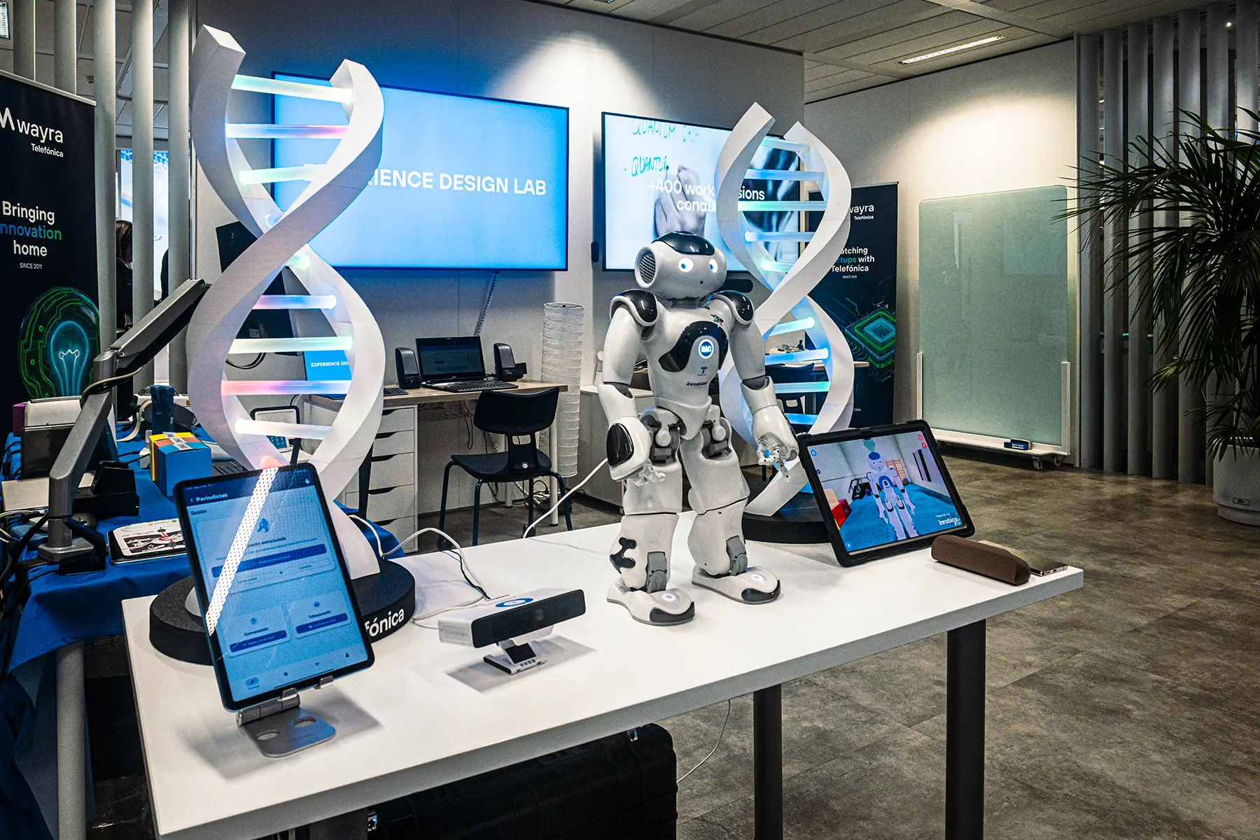 Imagen de LaCabina de Telefónica, mostrando su interior con diversas tecnologías y dispositivos