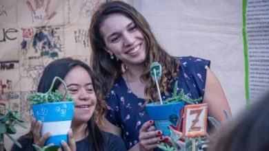 Imagen de personas con discapacidad participando en un taller de jardinería