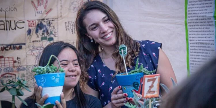 Imagen de personas con discapacidad participando en un taller de jardinería