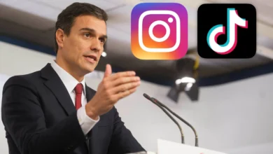 Imagen de una persona utilizando un dispositivo móvil con una pantalla que muestra una red social