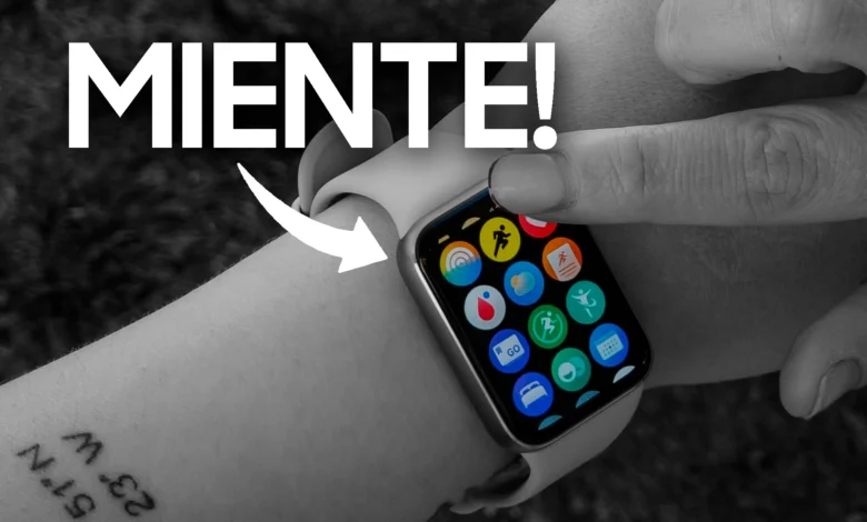 Persona mirando su reloj inteligente con una expresión de duda