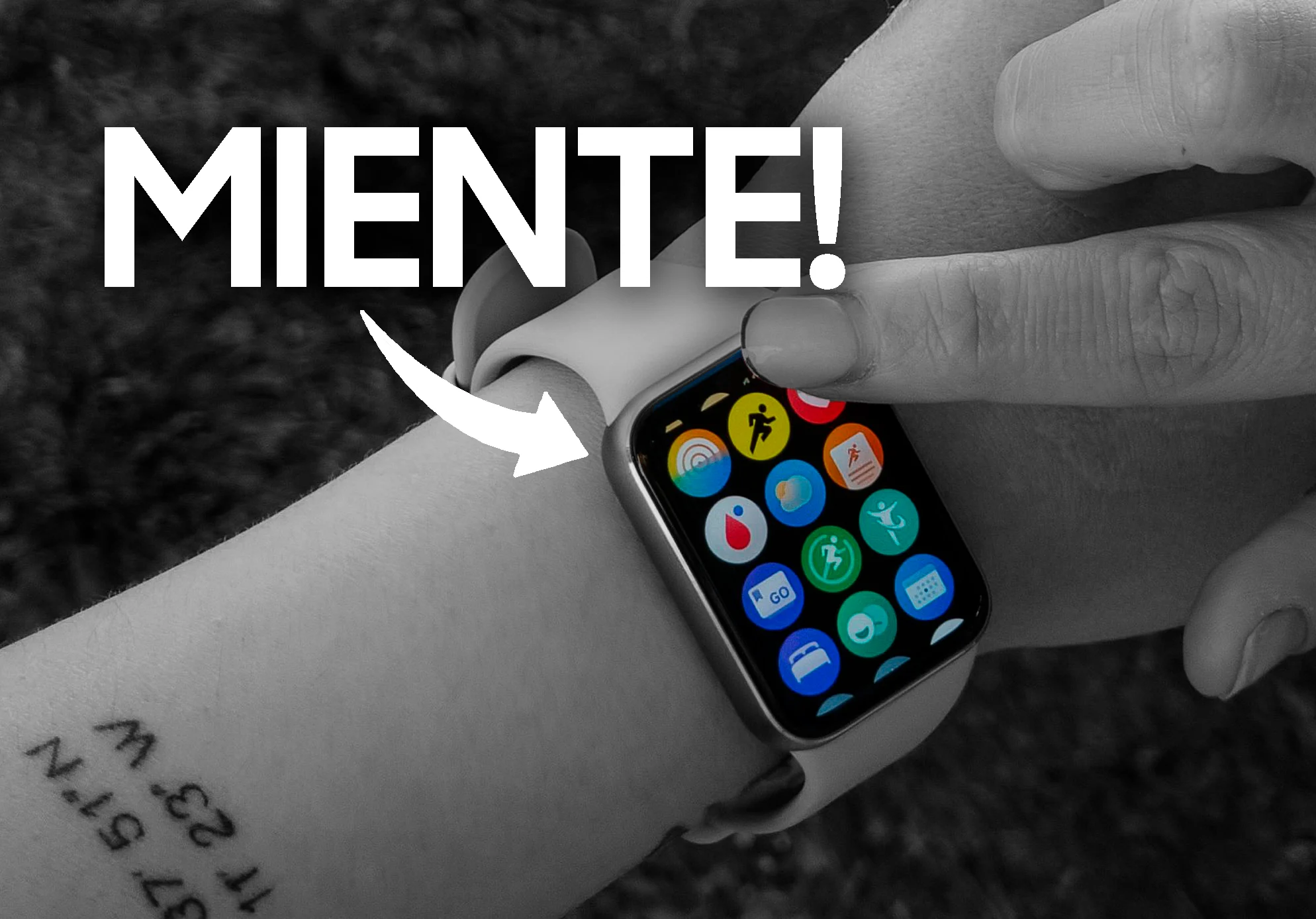 Persona mirando su reloj inteligente con una expresión de duda